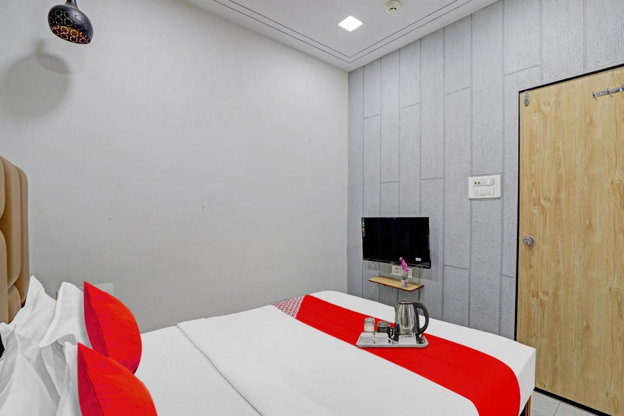 Hotel O Royal Orbit Сурат Экстерьер фото